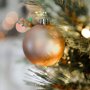 Gouden kerstbal detail impressie